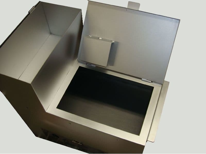 オーブン扉と保温庫の扉を開いた焼き芋機（上から）