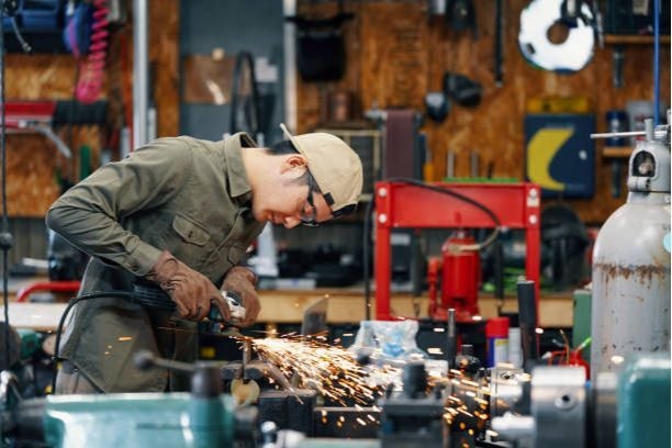 厨房機器をメンテナンスをする人